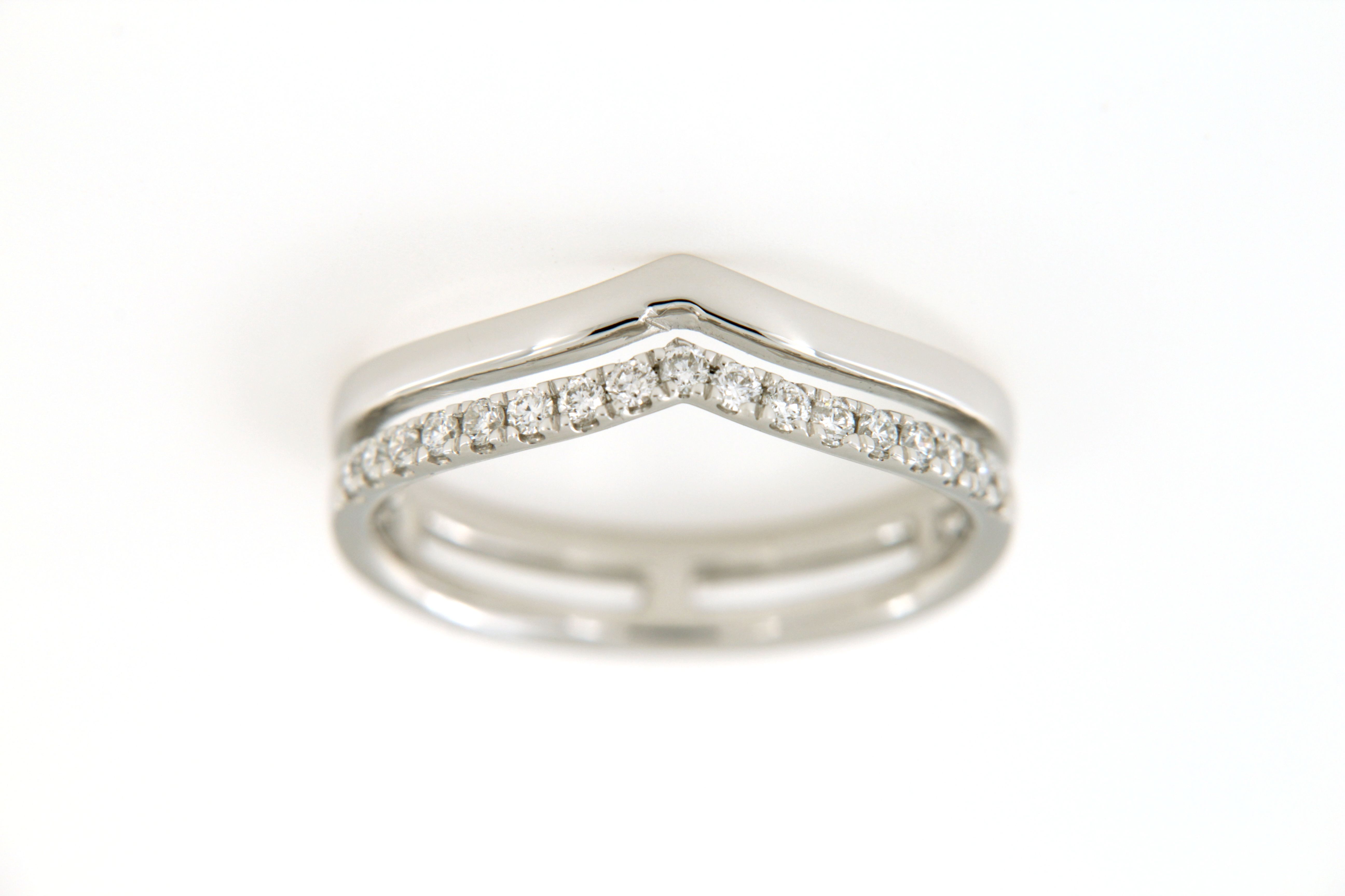 BAGUE EN OR GRIS ET DIAMANTS FORME EN V